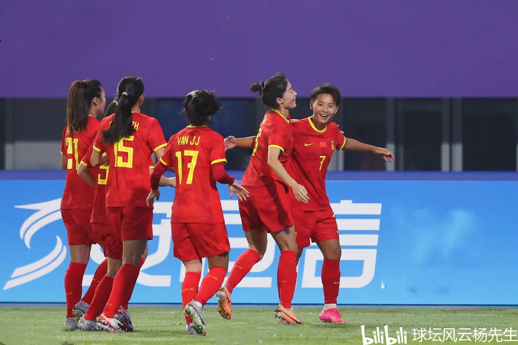 球坛女足运动员争夺冠军，实力表现越来越强